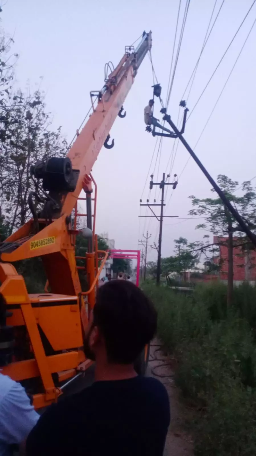 आंधी में उखड़ गये खंभे, शहर की बिजली आपूर्ति ध्वस्त आंधी में उखड़ गये खंभे, शहर की बिजली आपूर्ति ध्वस्त
