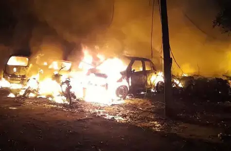 मेरठ में हाईटेंशन वायर टूटने से गंगानगर थाना जलाः पुलिसकर्मियों ने भागकर बचाई जान, 100 से ज्यादा वाहन हुए राख