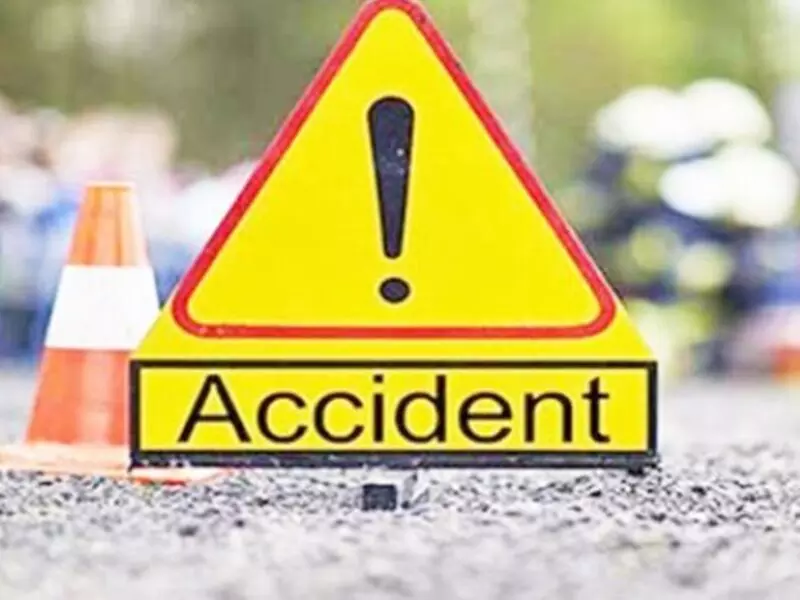 टायर फटने से खाई में गिरी बोलैरो पिक अप टायर फटने से खाई में गिरी बोलैरो पिक अप