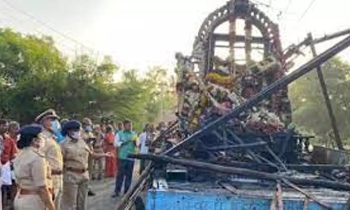 हाई टेंशन तार से टकराया मंदिर का रथ, 11 की मौत