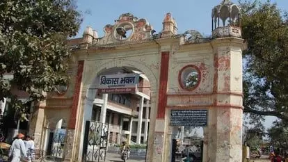 सीडीओ के निरीक्षण में विकास भवन में लापता मिले कर्मचारियों को नोटिस सीडीओ के निरीक्षण में विकास भवन में लापता मिले कर्मचारियों को नोटिस