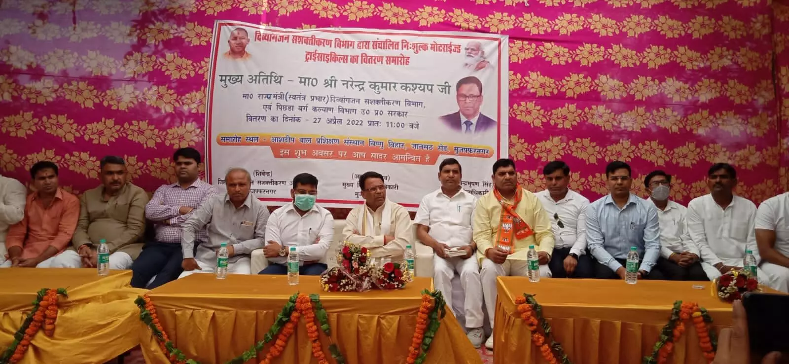 राज्य मंत्री ने विकलांगों को वाहन वितरित किए राज्य मंत्री ने विकलांगों को वाहन वितरित किए