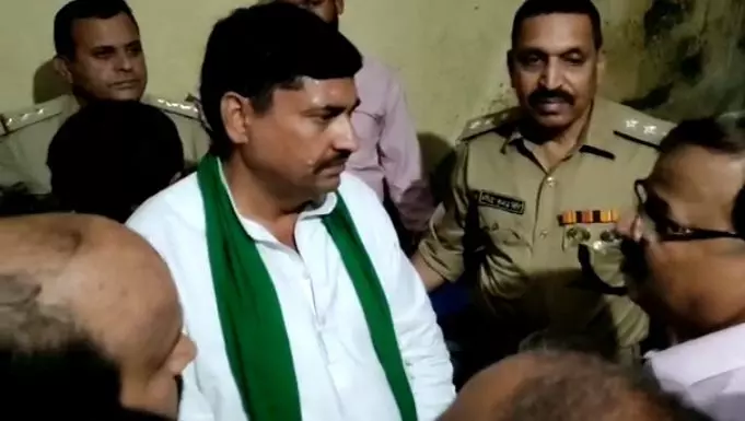 किसान की मौत पर रालोद समर्थकों का हंगामा, मुआवजे का ऐलान किसान की मौत पर रालोद समर्थकों का हंगामा, मुआवजे का ऐलान
