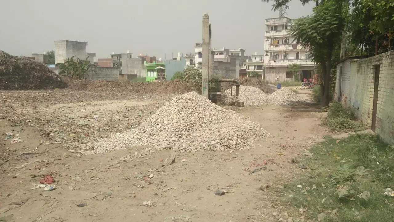 पुलिस चौकी के पास क्या बन रहा? ईओ साहब बताओ! पुलिस चौकी के पास क्या बन रहा? ईओ साहब बताओ!
