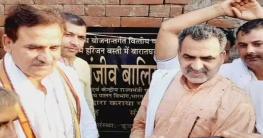 सिसौली में डॉ संजीव बालियान के नाम का फिर लगा पत्थर सिसौली में डॉ संजीव बालियान के नाम का फिर लगा पत्थर