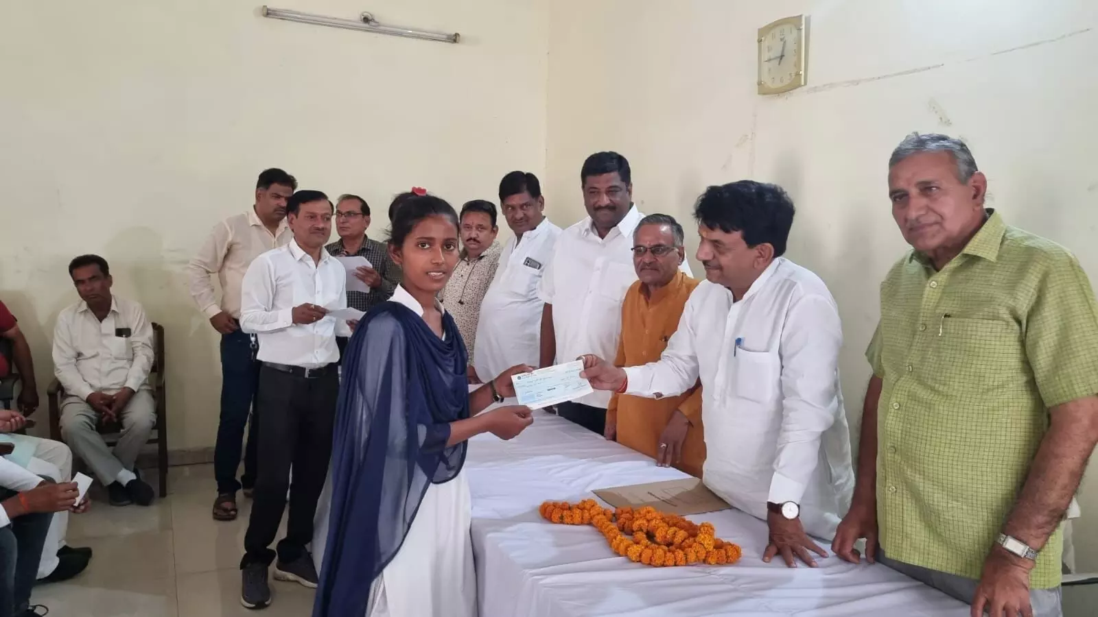कपिल देव अग्रवाल ने इन्हें दिए 36-36 हजार से के चेक कपिल देव अग्रवाल ने इन्हें दिए 36-36 हजार से के चेक