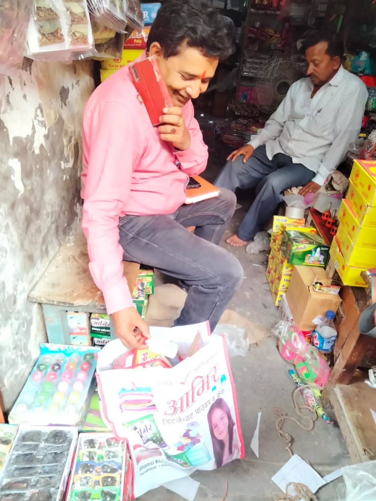 अवैध रूप से आक्सीटाक्सिन इंजेक्शन की बिक्री पर छापे में इंजेक्शन पकड़े अवैध रूप से आक्सीटाक्सिन इंजेक्शन की बिक्री पर छापे में इंजेक्शन पकड़े