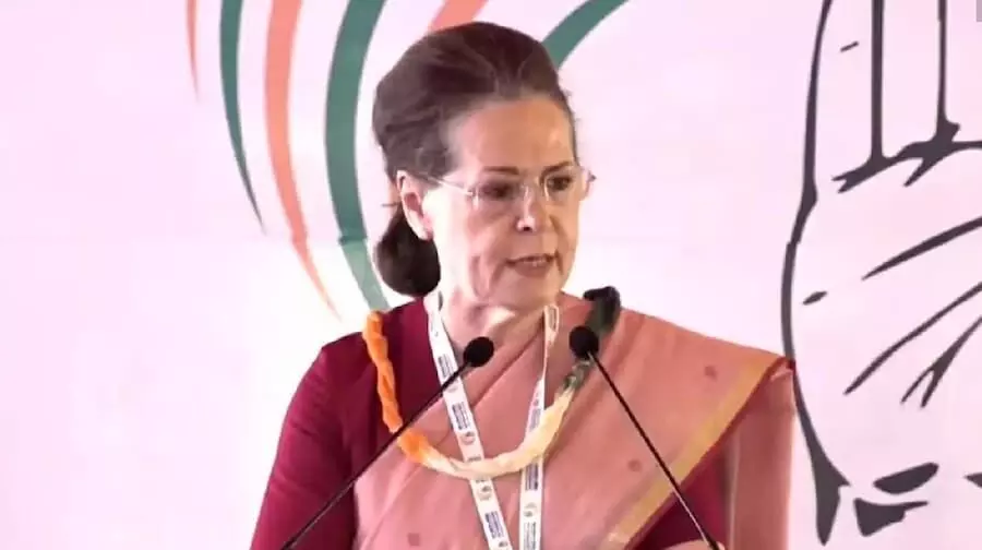 अल्पसंख्यकों को शातिर तरीके से निशाना बनाया जा रहा है : सोनिया गांधी अल्पसंख्यकों को शातिर तरीके से निशाना बनाया जा रहा है : सोनिया गांधी