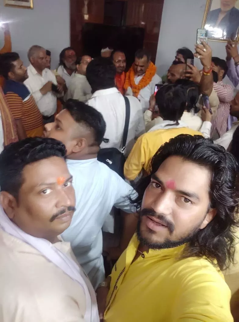 पुरोहित कल्याण बोर्ड लागू करने की मांग को लेकर डा. संजीव बालियान से मिले पुरोहित-ब्राह्मण पुरोहित कल्याण बोर्ड लागू करने की मांग को लेकर डा. संजीव बालियान से मिले पुरोहित-ब्राह्मण