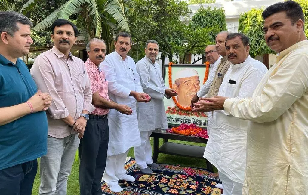 पुण्यतिथि पर चौधरी महेंद्र सिंह टिकैत को श्रद्धांजलि अर्पित की पुण्यतिथि पर चौधरी महेंद्र सिंह टिकैत को श्रद्धांजलि अर्पित की