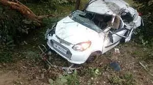 कार खाई में गिरी महिला समेत चार पर्यटकों की मौत