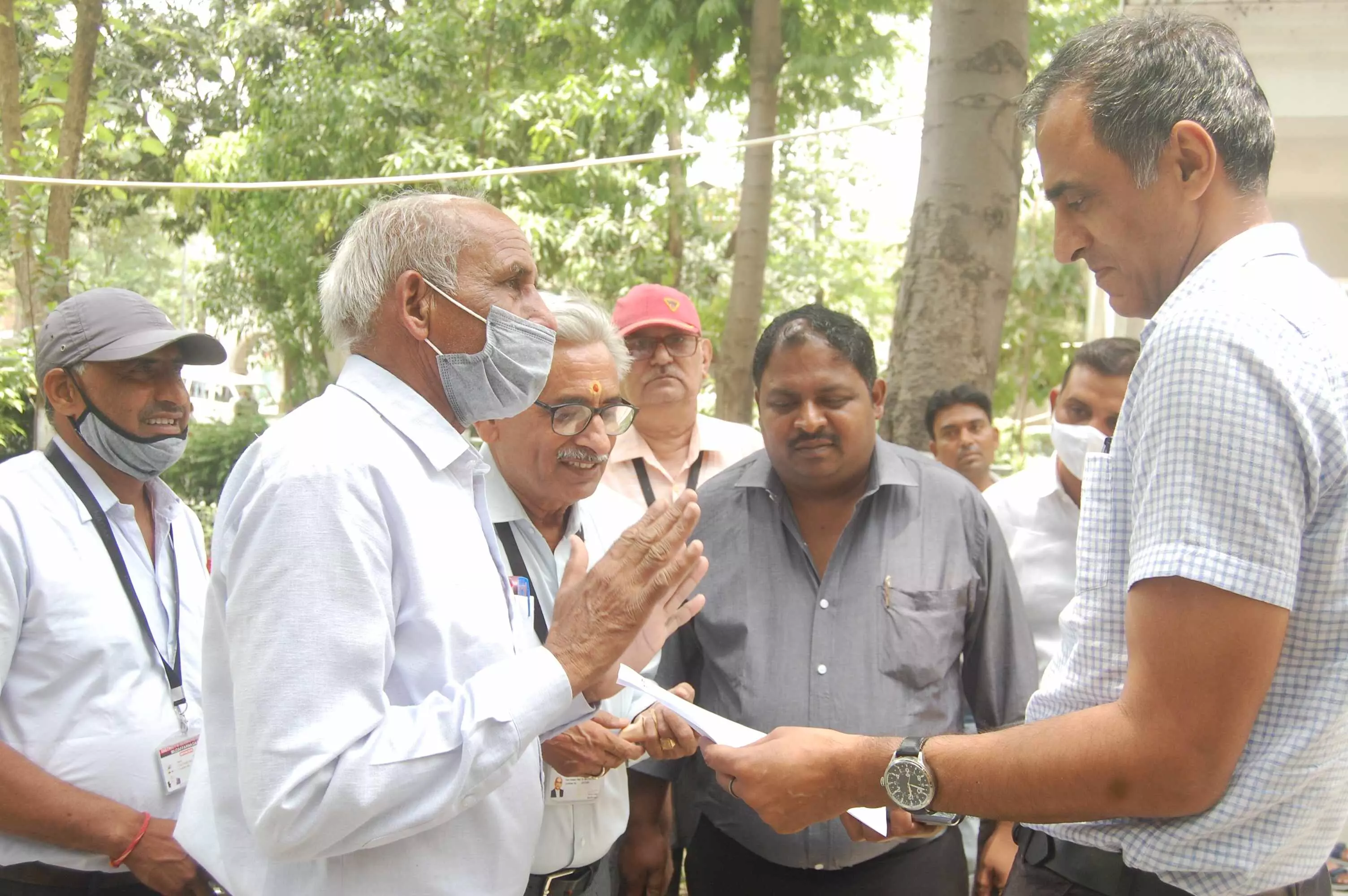 एसडीएम के मुख्यालय बैठाने पर वकीलों में रोष एसडीएम के मुख्यालय बैठाने पर वकीलों में रोष