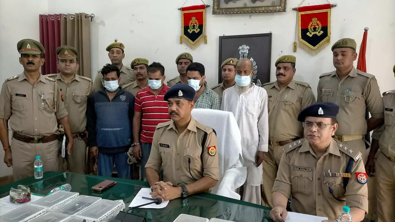 शाहपुर पुलिस ने पकडी अवैध हथियार बनाने वाली फैक्ट्री , 04 शस्त्र तस्कर दबोचे, भारी मात्रा मे हथियार जब्त शाहपुर पुलिस ने पकडी अवैध हथियार बनाने वाली फैक्ट्री , 04 शस्त्र तस्कर दबोचे, भारी मात्रा मे हथियार जब्त