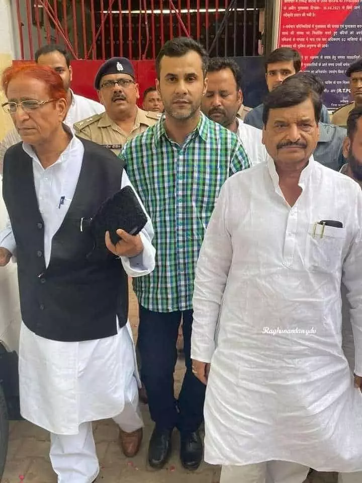 जमानत मिलने के बाद सीतापुर जेल से रिहा हुए आजम खान जमानत मिलने के बाद सीतापुर जेल से रिहा हुए आजम खान