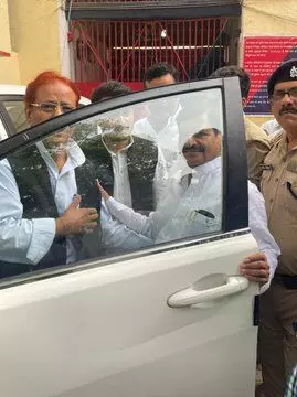 जेल से बाहर शिवपाल ने किया आजम का इस्तकबाल, नये समीकरण के संकेत