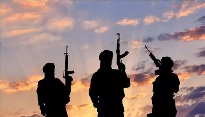 तीन पाकिस्तानी आतंकवादी मारे गए, एक जवान शहीद