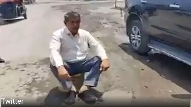 बीच सडक गाड़ी रुकवाकर धरने पर बैठ गए हरीश रावत