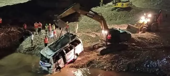 जम्मू के तवी नदी में गिरी मिनी बस, दो की मौत