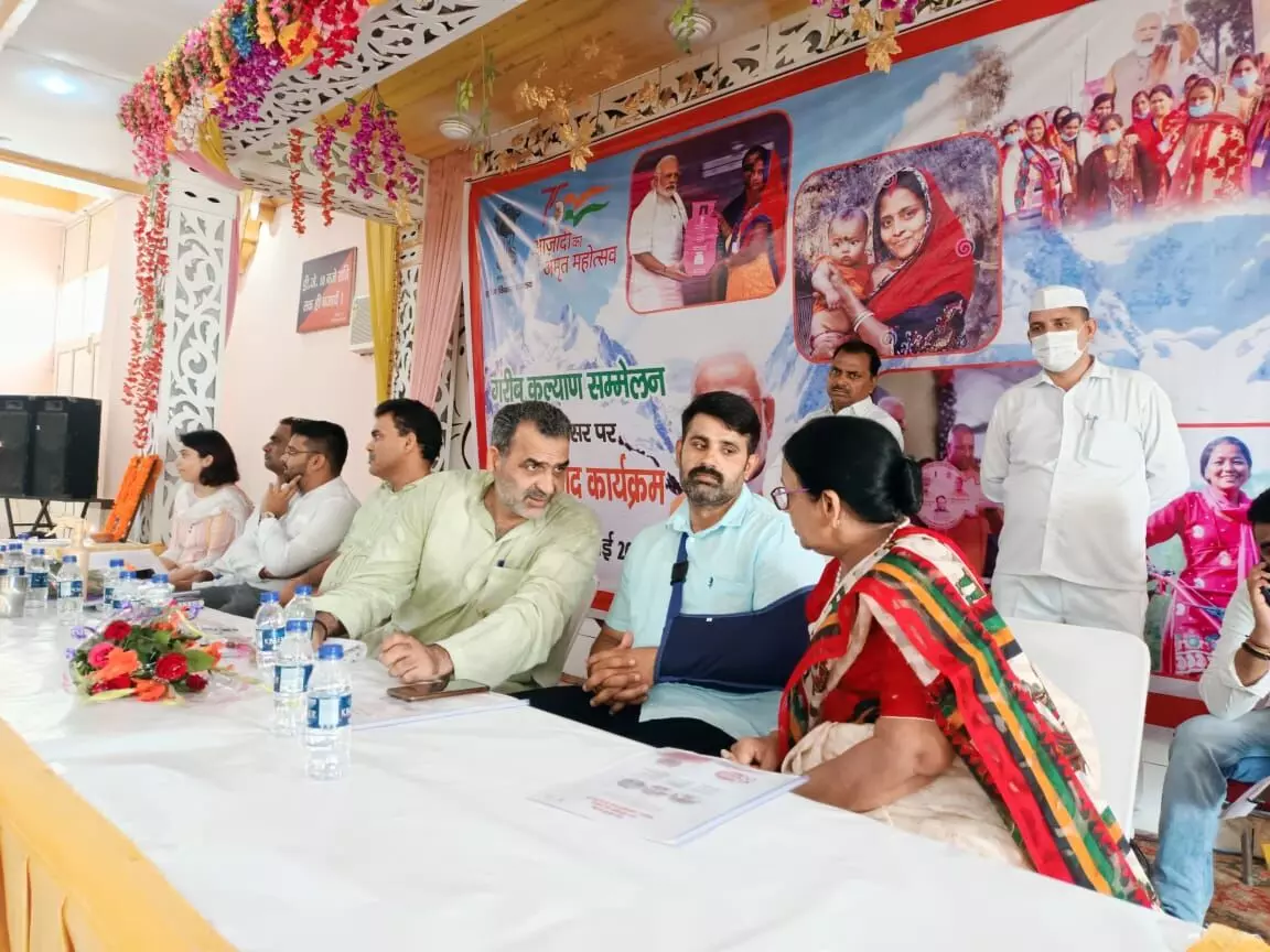 मंत्री संजीव बालियान संग जनता ने सुना पीएम मोदी का संवाद