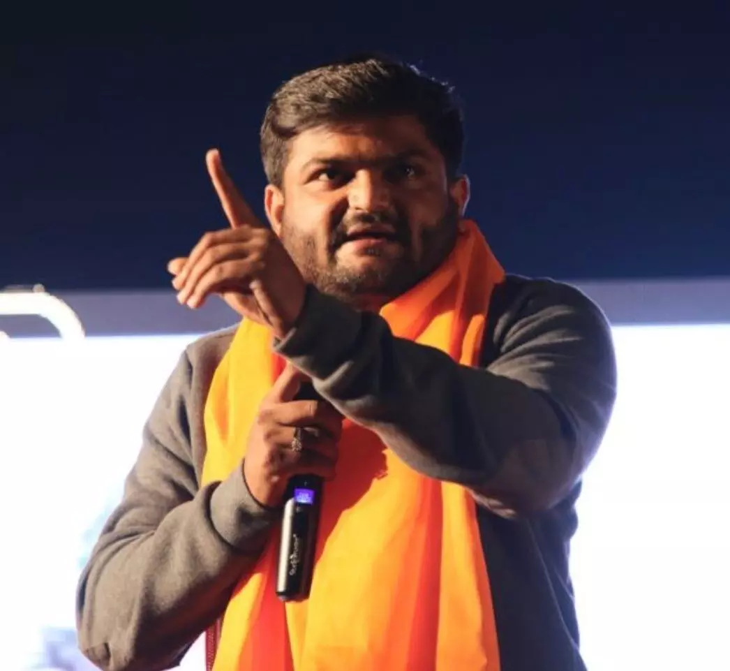 हार्दिक ने पहना केसरिया बाना, ख़ुद को बताया मोदी का सिपाही हार्दिक ने पहना केसरिया बाना, ख़ुद को बताया मोदी का सिपाही