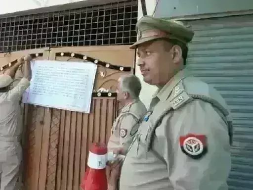 मेरठः सोतीगंज के शातिर वाहन चोर शान मोहम्मद का घर पुलिस ने किया कुर्क मेरठः सोतीगंज के शातिर वाहन चोर शान मोहम्मद का घर पुलिस ने किया कुर्क