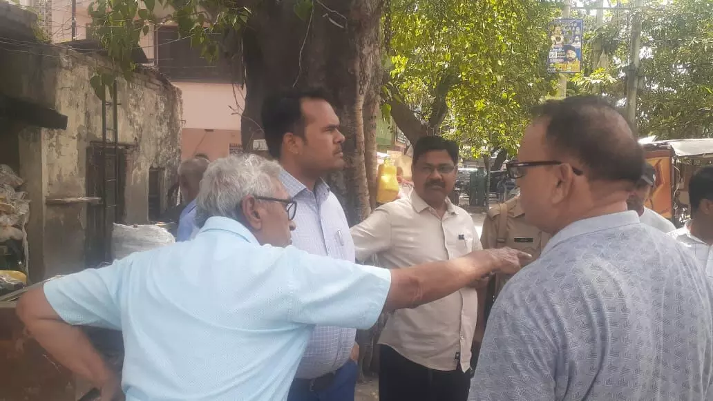 पालिका की मार्किट के नीचे नाला-सफाई को लेकर हंगामा पालिका की मार्किट के नीचे नाला-सफाई को लेकर हंगामा