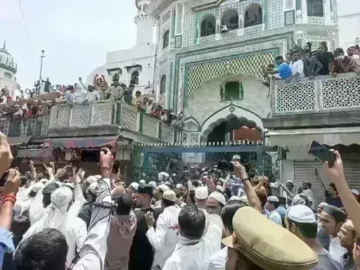 सहारनपुर मे जुमे की नमाज के बाद जताया विरोध ,जुलुस निकालकर नारेबाजी, पुलिस ने किया लाठीचार्ज सहारनपुर मे जुमे की नमाज के बाद जताया विरोध ,जुलुस निकालकर नारेबाजी, पुलिस ने किया लाठीचार्ज