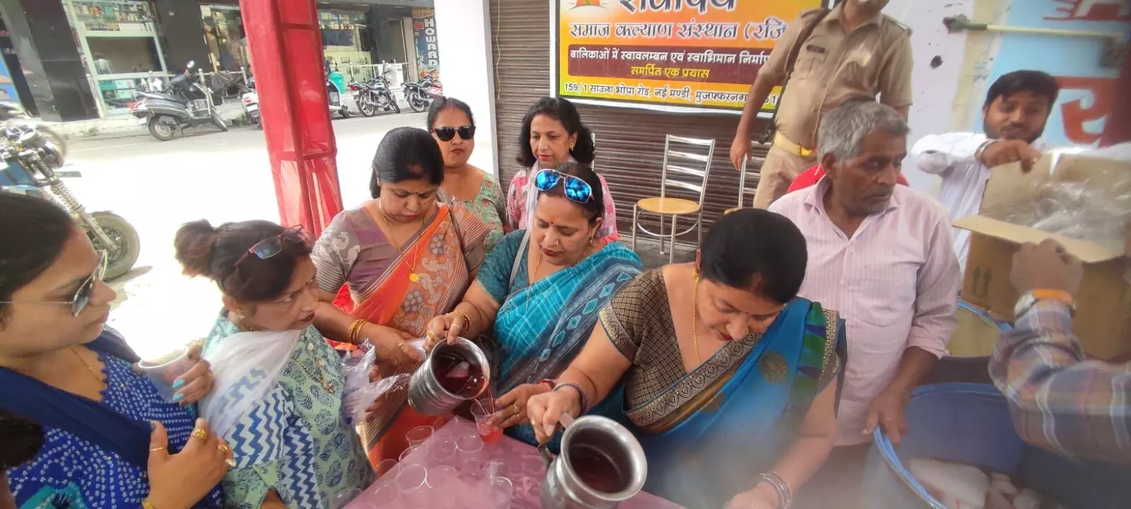 निर्जला एकादशी पर सर्वोदय समाज कल्याण संस्थान ने ठंडा शरबत बांटा निर्जला एकादशी पर सर्वोदय समाज कल्याण संस्थान ने ठंडा शरबत बांटा