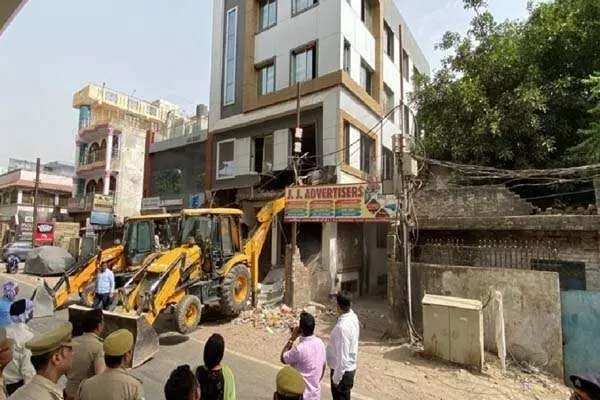 कानपुर हिंसा मामले के आरोपी हयात के रिश्तेदार की इमारत पर चला बुलडोजर कानपुर हिंसा मामले के आरोपी हयात के रिश्तेदार की इमारत पर चला बुलडोजर