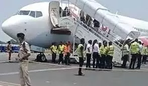 स्पाइस जेट विमान के इंजन में लगी आग, बाल-बाल बचे यात्री स्पाइस जेट विमान के इंजन में लगी आग, बाल-बाल बचे यात्री