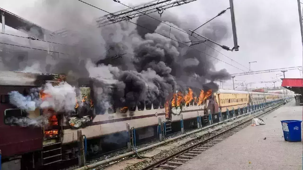 अग्निपथ हिंसा से रेलवे को करीब 1000 करोड का नुकसान