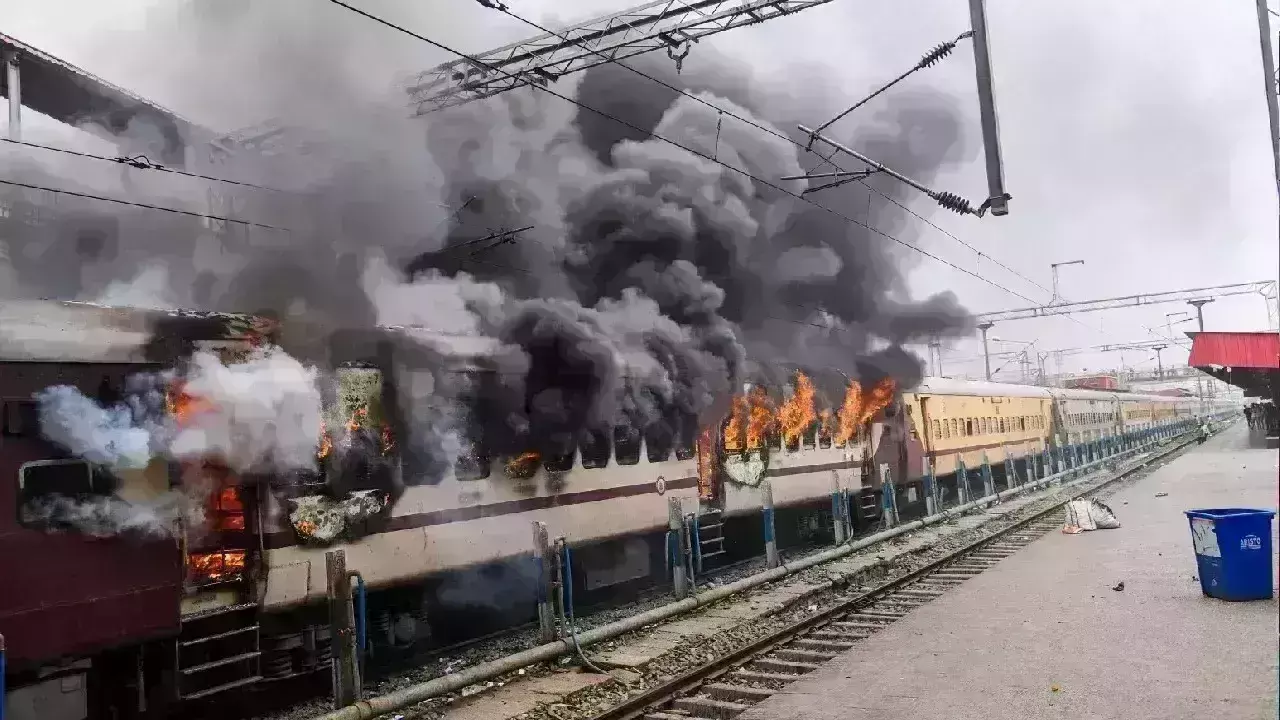 अग्निपथ हिंसा से रेलवे को करीब 1000 करोड का नुकसान अग्निपथ हिंसा से रेलवे को करीब 1000 करोड का नुकसान