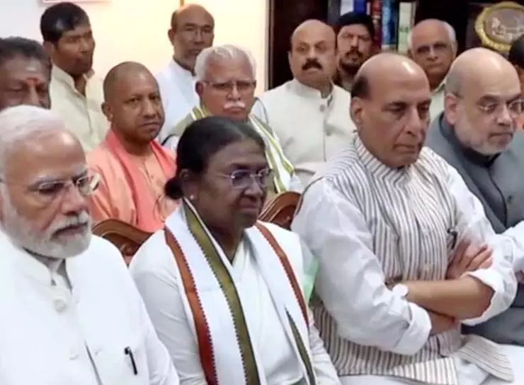 द्रौपदी मुर्मू ने राष्ट्रपति चुनाव के लिए नामांकन पत्र दायर किया द्रौपदी मुर्मू ने राष्ट्रपति चुनाव के लिए नामांकन पत्र दायर किया