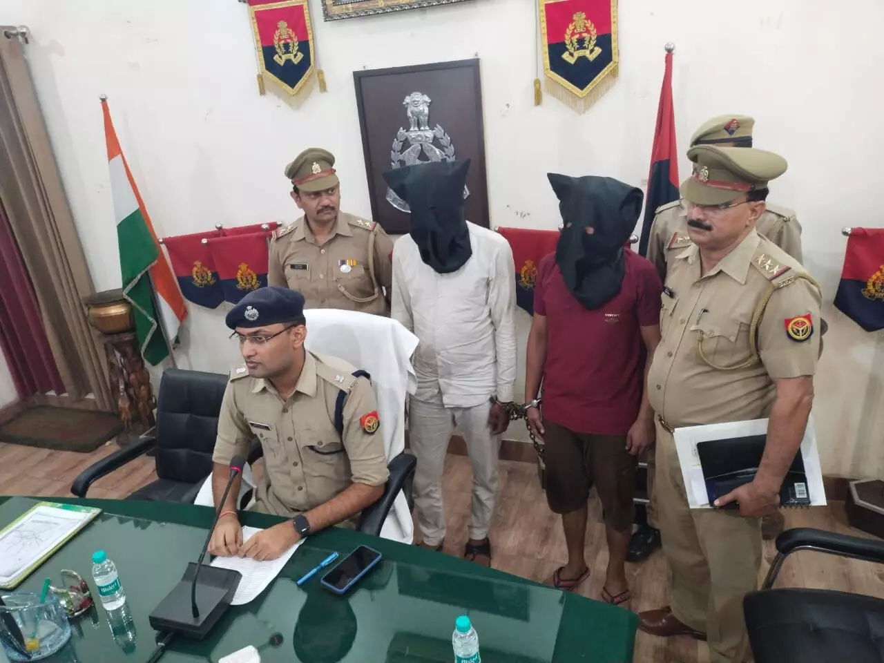 चरथावल क्षेत्र मे डकैती डालने वाले बदमाश पुलिस ने दबोचे, एक माह पहले दिया था घटना को अंजाम चरथावल क्षेत्र मे डकैती डालने वाले बदमाश पुलिस ने दबोचे, एक माह पहले दिया था घटना को अंजाम