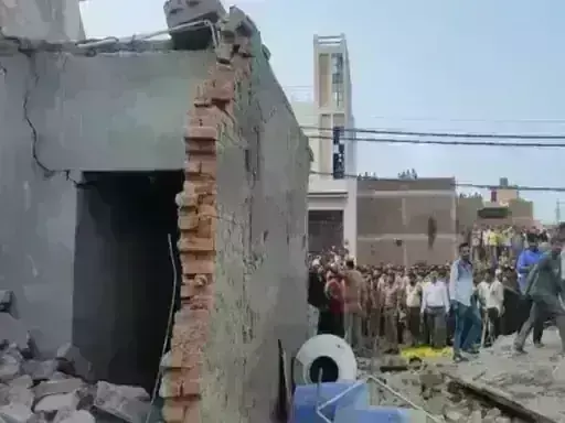 मेरठ..... सिलेंडर फटने से तेज धमाका, तीन मकान की छत गिरी, दो की मौत मेरठ..... सिलेंडर फटने से तेज धमाका, तीन मकान की छत गिरी, दो की मौत