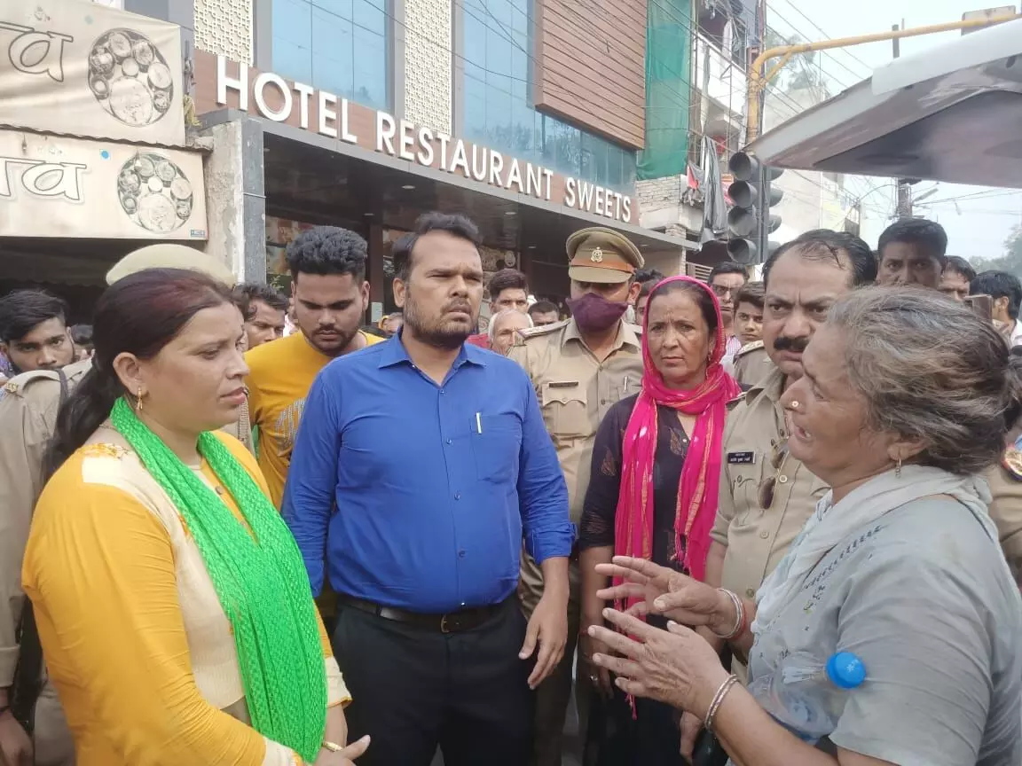 मुजफ्फरनगर..... आईजीएल गैस पाइप फटने से हादसे में युवक की मौत के बाद परिजनों ने महावीर चौक पर शव रखकर लगाया जाम मुजफ्फरनगर..... आईजीएल गैस पाइप फटने से हादसे में युवक की मौत के बाद परिजनों ने महावीर चौक पर शव रखकर लगाया जाम