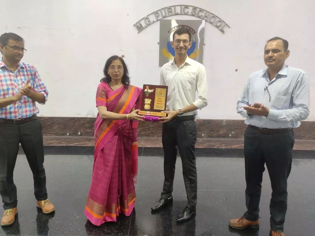 यूपीएससी-2021 में चयनित रमणीक गौतम का एमजी पब्लिक स्कूल में हुआ सम्मान