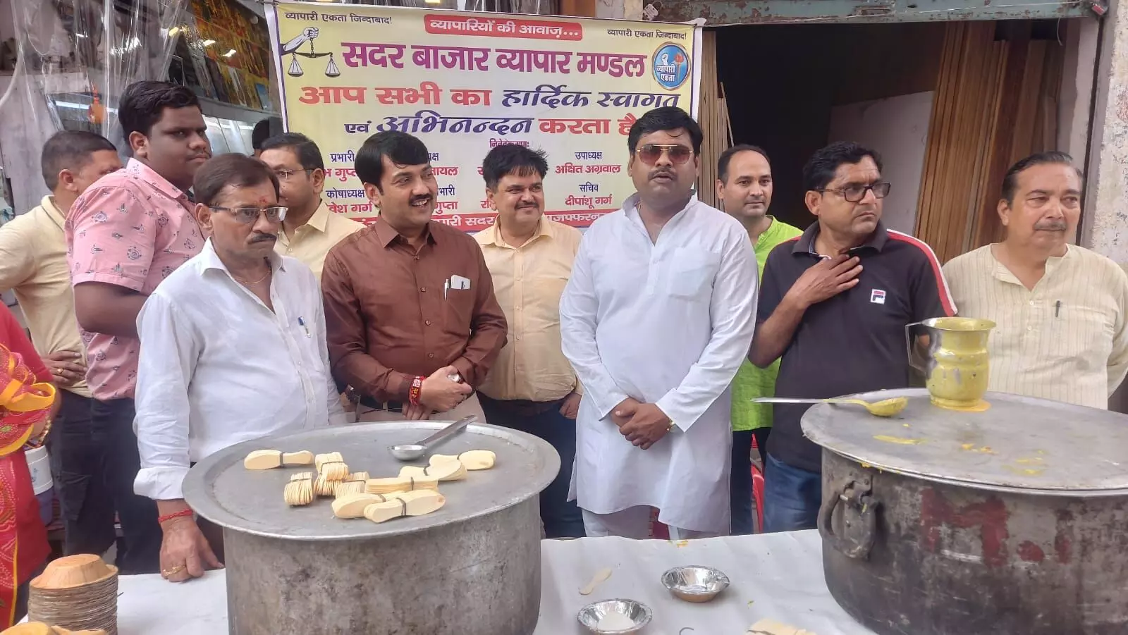सदर बाजार में अमावस्या के उपलक्ष में व्यापारियों ने किया कढ़ी चावल के प्रसाद का वितरण सदर बाजार में अमावस्या के उपलक्ष में व्यापारियों ने किया कढ़ी चावल के प्रसाद का वितरण