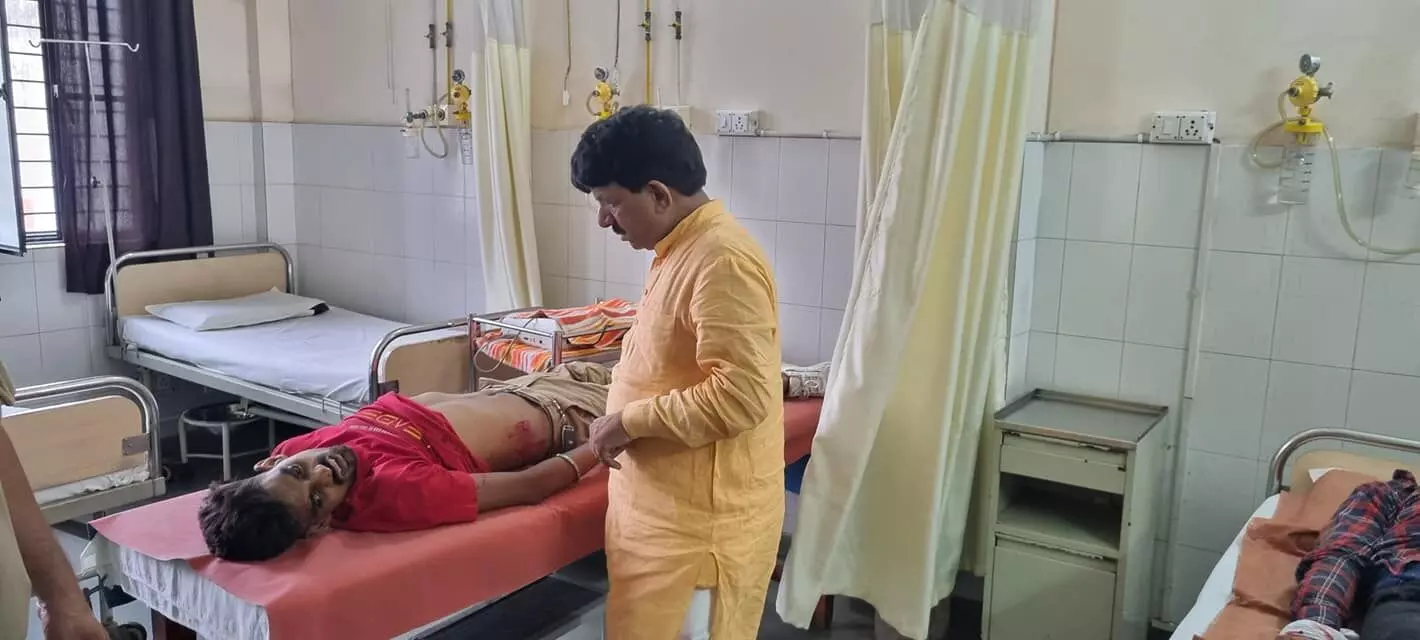 जब मंत्री कपिल देव अग्रवाल ने हादसे के बाद तडप रहे घायलों को अपने वाहन से अस्पताल पहुंचाया जब मंत्री कपिल देव अग्रवाल ने हादसे के बाद तडप रहे घायलों को अपने वाहन से अस्पताल पहुंचाया