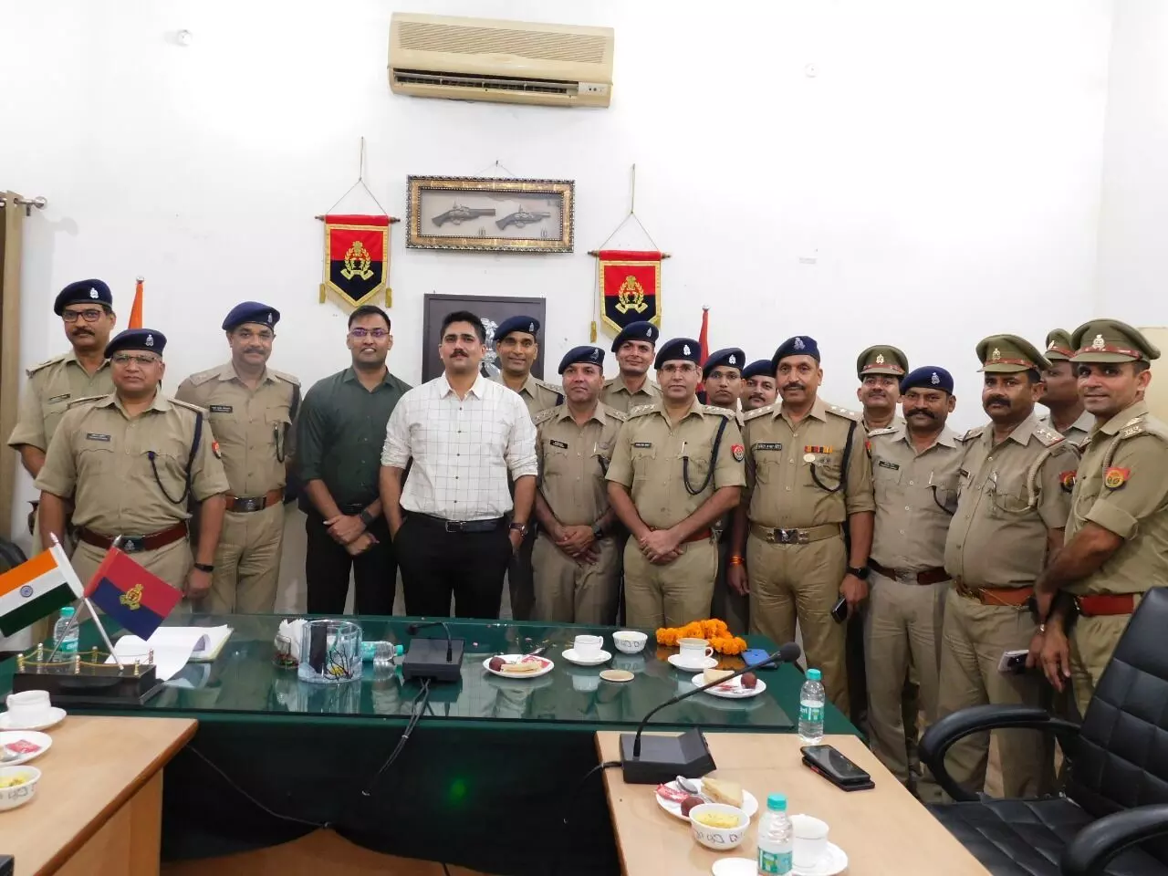 मुज़फ्फरनगर......एसएसपी अभिषेक यादव को पुलिस अधिकारियों ने दी शानदार विदाई