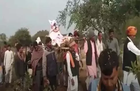 बंदर की बैंडबाजों के साथ निकाली शव यात्रा