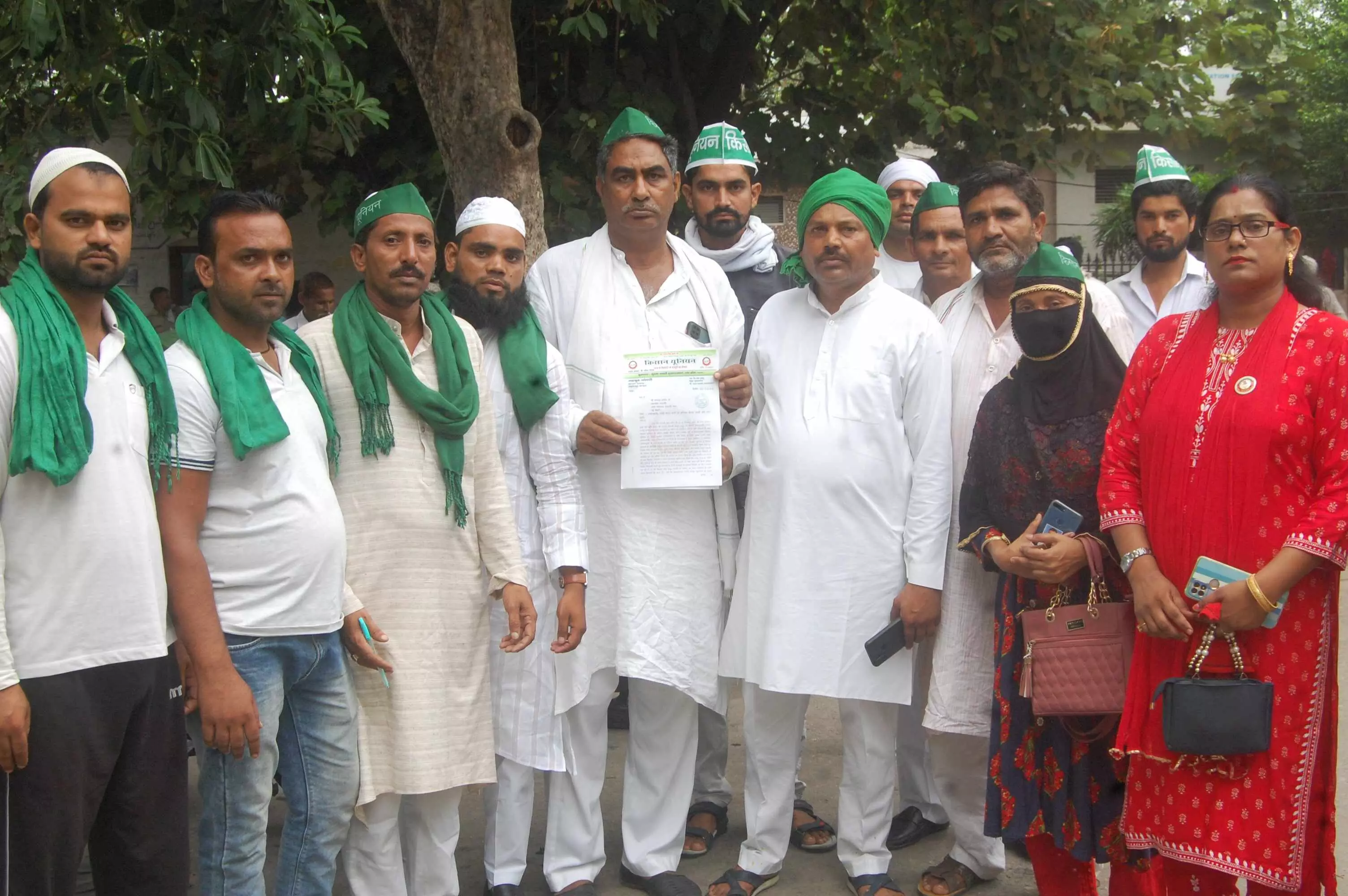 किसान संगठनों ने किया डीएम दफ्तर पर प्रदर्शन किसान संगठनों ने किया डीएम दफ्तर पर प्रदर्शन