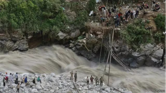 केदारनाथ दर्शन कर वापस लौट रहे तीर्थयात्रियों की कार नदी में गिरी, सभी लापता