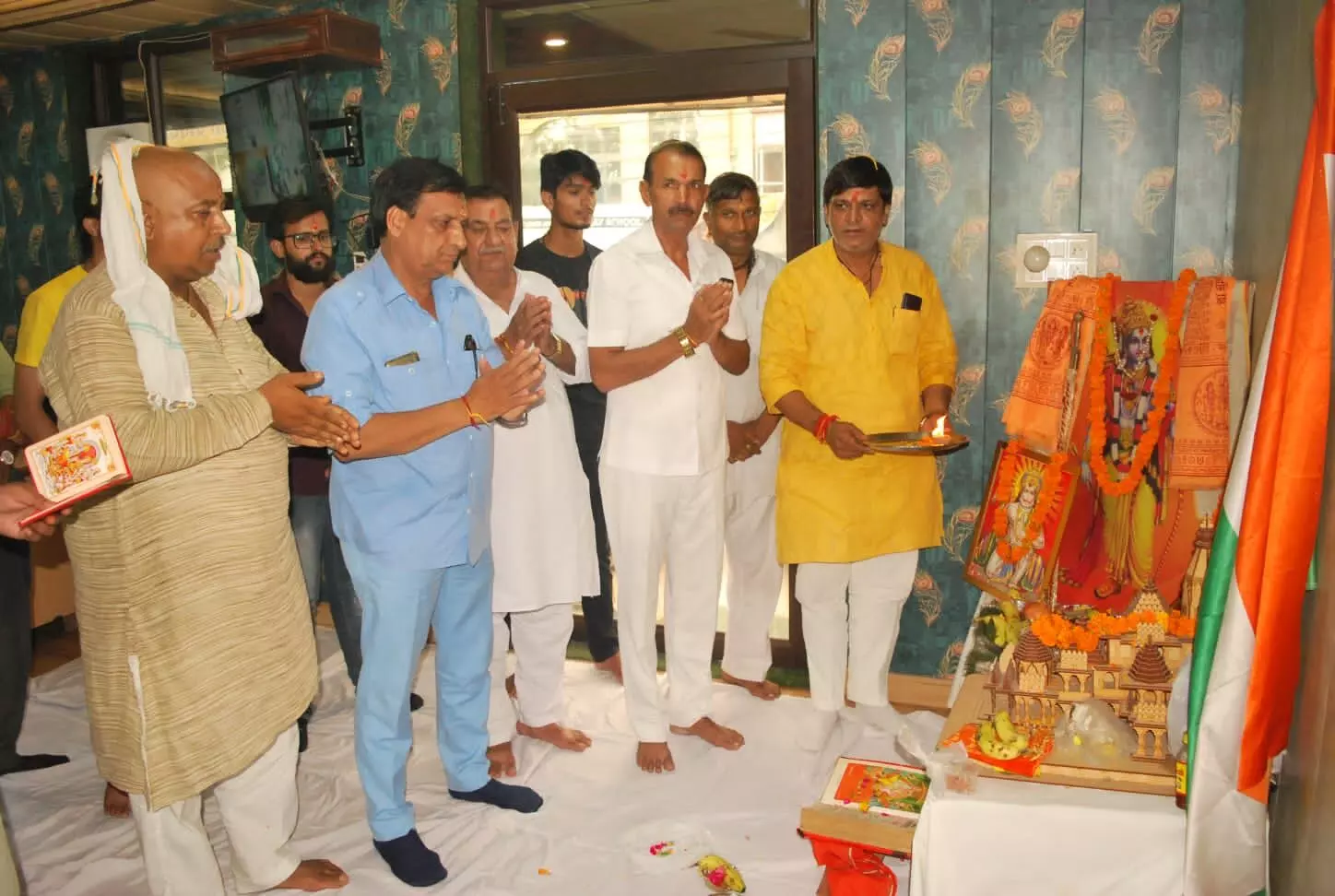 श्रावण मास.....विश्व शान्ति को समाजसेवी मनीष चौधरी ने रखा उपवास