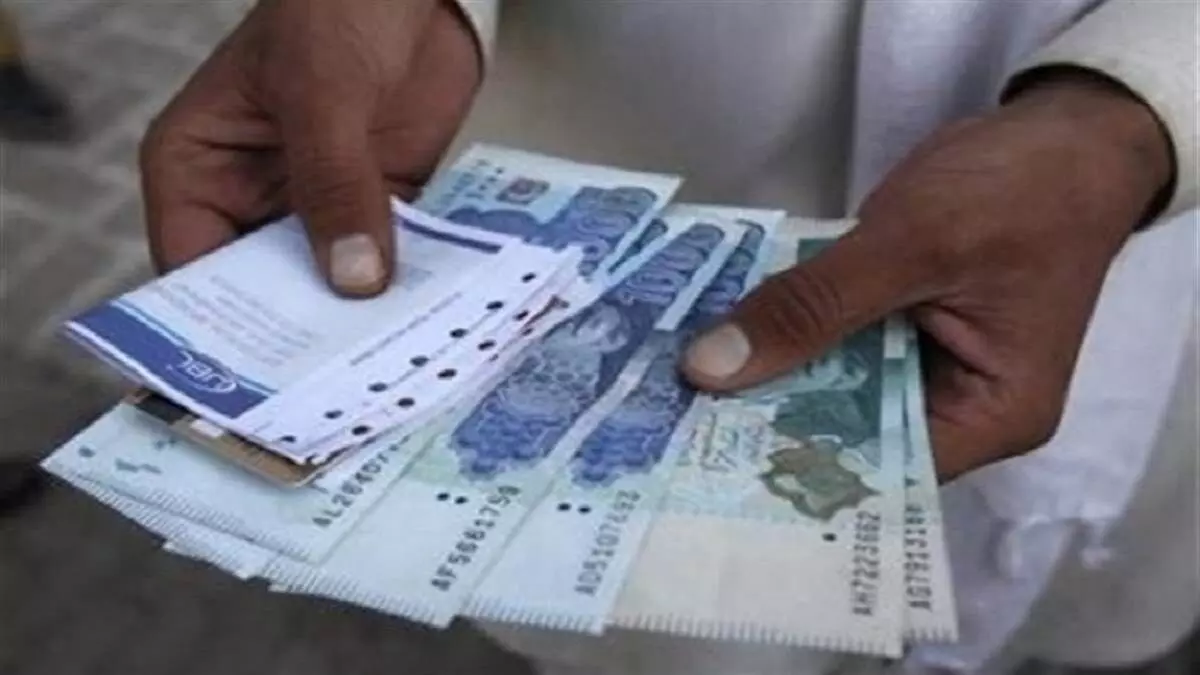 पाकिस्तान की नजर इस महीने मित्र देशों से चार अरब डॉलर के कर्ज पर पर