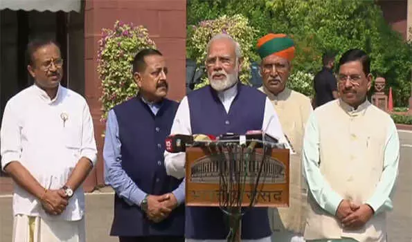 प्रधानमंत्री नरेंद्र मोदी ने संसद भवन में मौसम के बहाने ली चुटकी