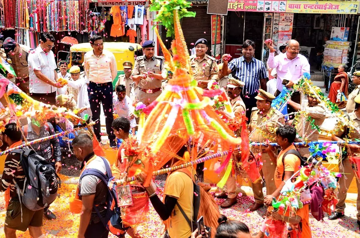 मुजफ्फरनगर....... शिव चौक पर कमिश्नर, डीआइजी और डीएम तथा एसएसपी ने कावंडियो पर की पुष्पवर्षा