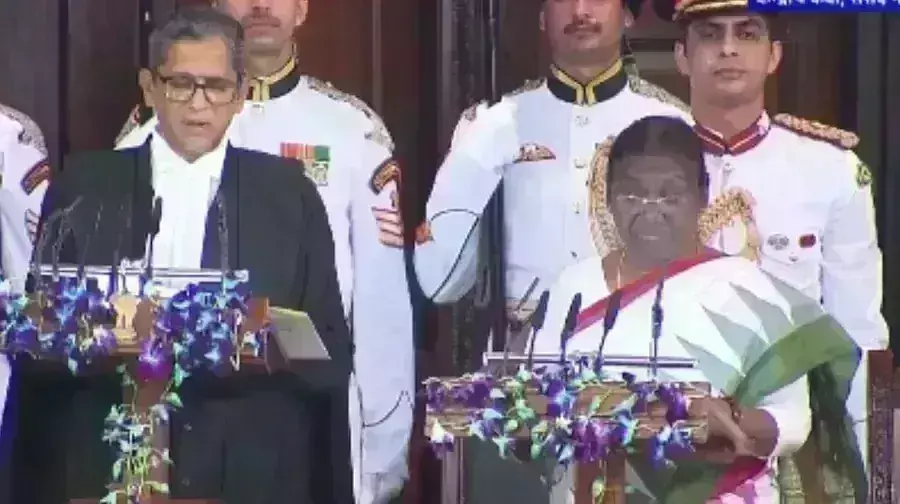 द्रौपदी मुर्मू ने देश की 15वीं राष्ट्रपति के तौर पर शपथ ग्रहण की द्रौपदी मुर्मू ने देश की 15वीं राष्ट्रपति के तौर पर शपथ ग्रहण की