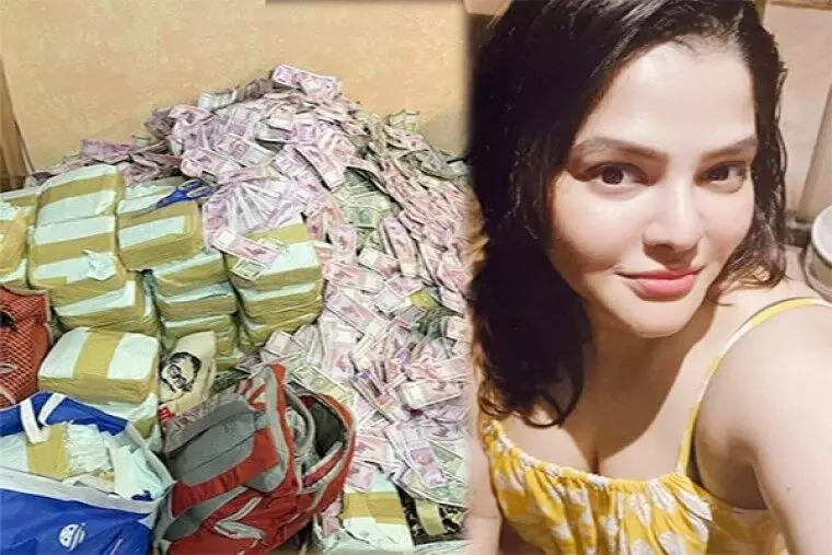 ईडी ने अर्पिता मुखर्जी के फ्लैट से बेहिसाब नकदी बरामद की ईडी ने अर्पिता मुखर्जी के फ्लैट से बेहिसाब नकदी बरामद की