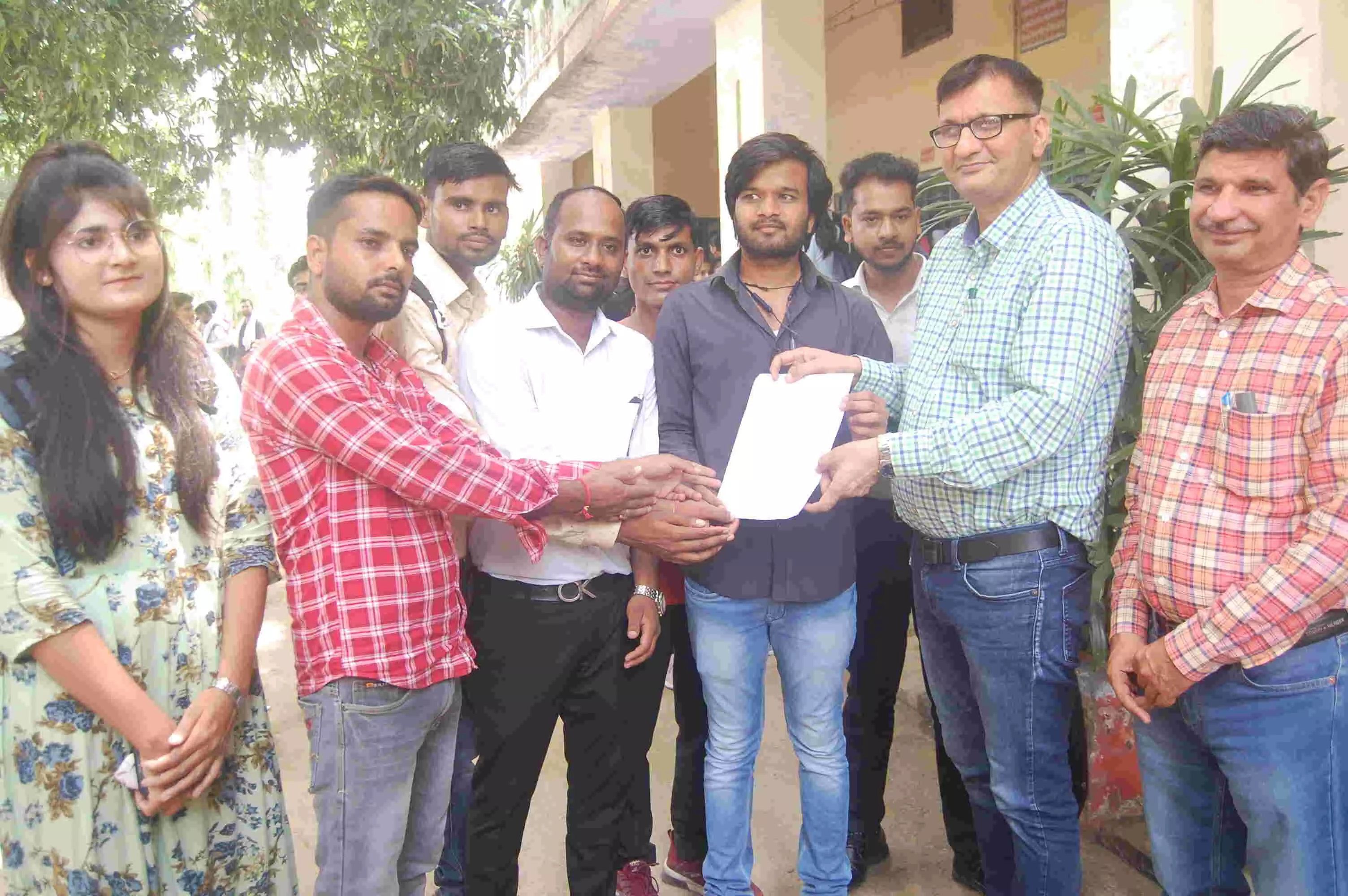 विद्यार्थी परिषद् का डीएवी कॉलेज में प्रदर्शन विद्यार्थी परिषद् का डीएवी कॉलेज में प्रदर्शन